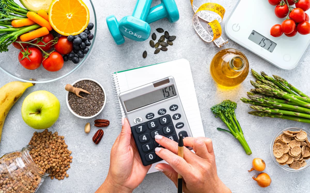 Calculating daily calories with healthy food and nutrition planner